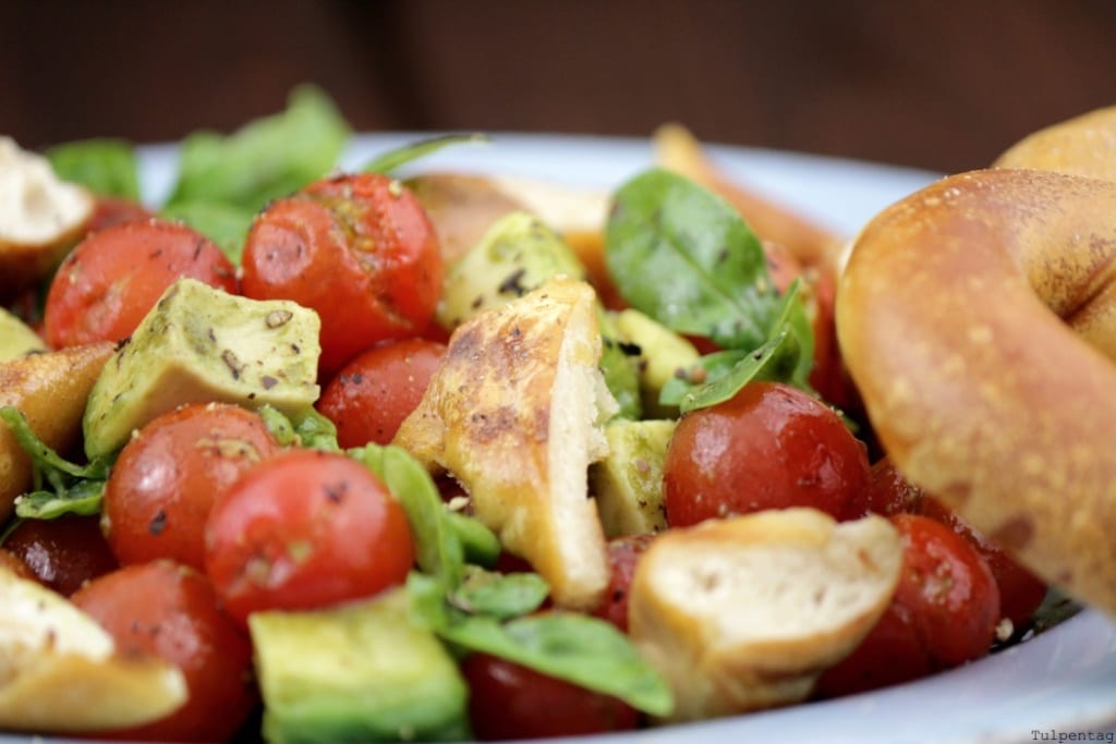 Brezel-Salat mit Tomaten, Avocado und Kürbiskernöl