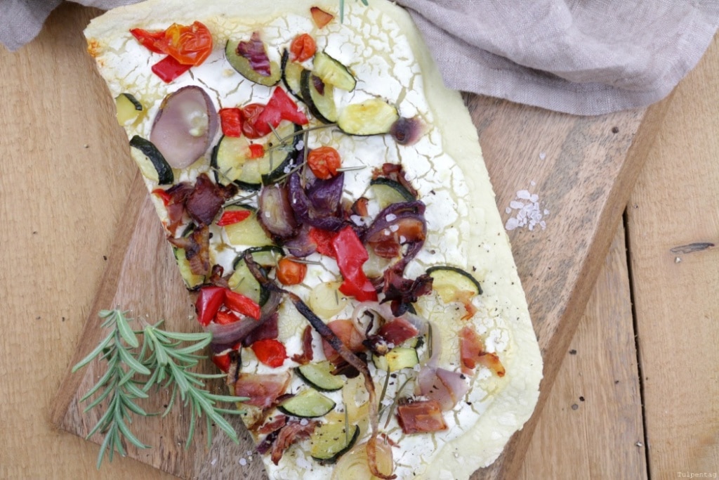 Flammkuchen mit Schinken und Ofengemüse. Schnelles und einfaches Rezept mit Hefeteig.