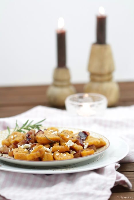 Kürbis Gnocchi mit Zwetschgen Pflaumen und Feta selber machen Herbst Rezept
