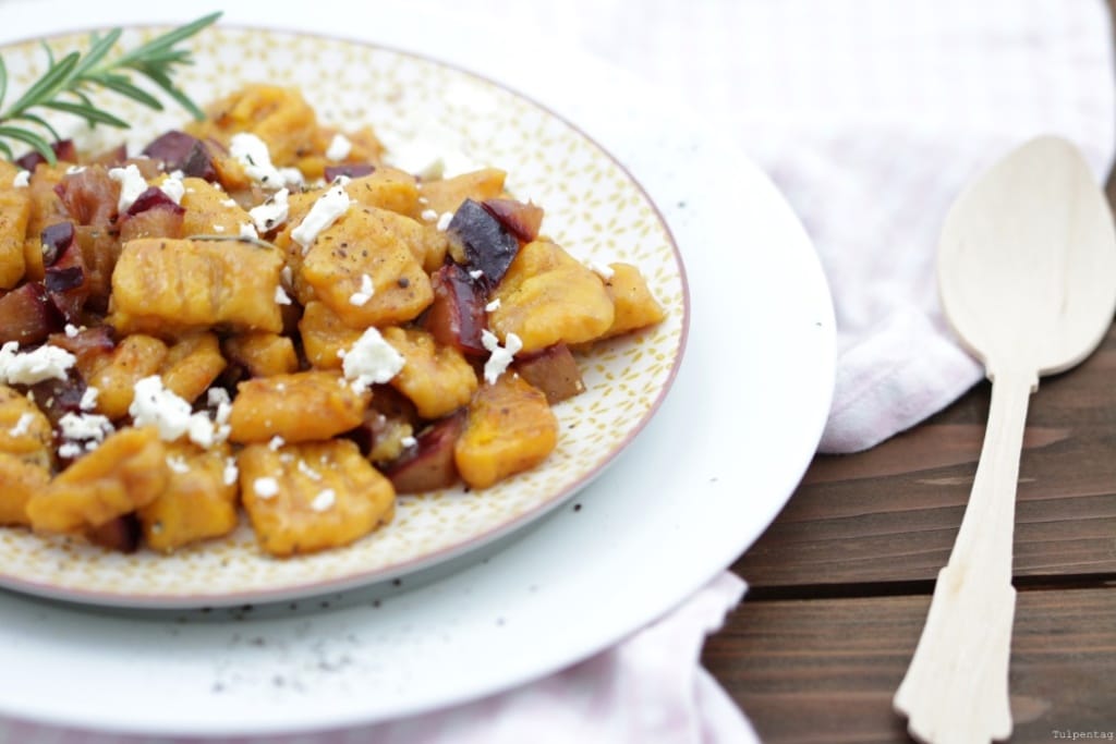 Kürbis Gnocchi mit Zwetschgen Pflaumen und Feta selber machen Herbst Rezept