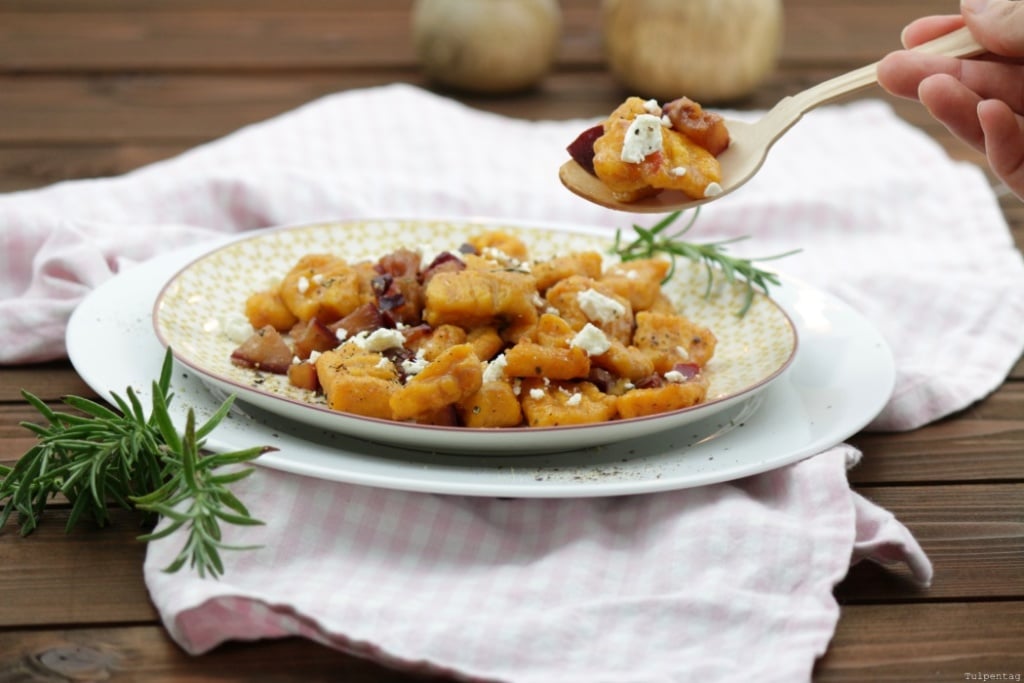 Kürbis Gnocchi Kürbis-Gnocchi mit Zwetschgen Pflaumen und Feta selber machen Herbst Rezept