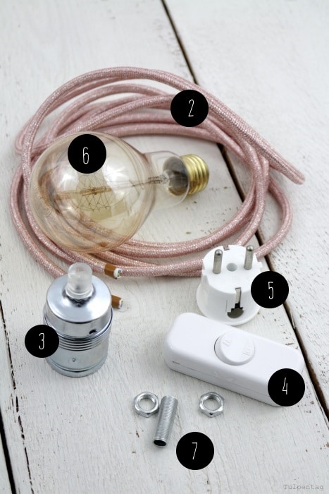 Lampe mit Textilkabel selber bauen. Idee DIY für die Wohnung. Lampe aus alter Holzkiste.