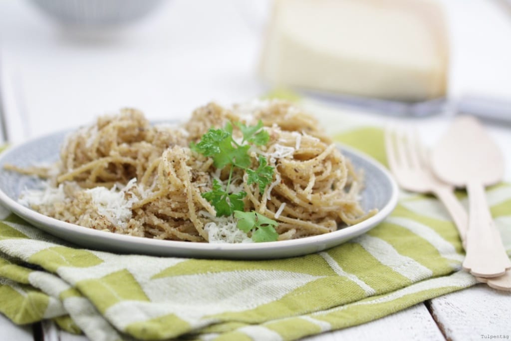 Spaghetti mit Nüssen und Parmesan. Rezept mit Nudeln, das schnell und einfach geht. Pasta, die ihr lieben werdet.