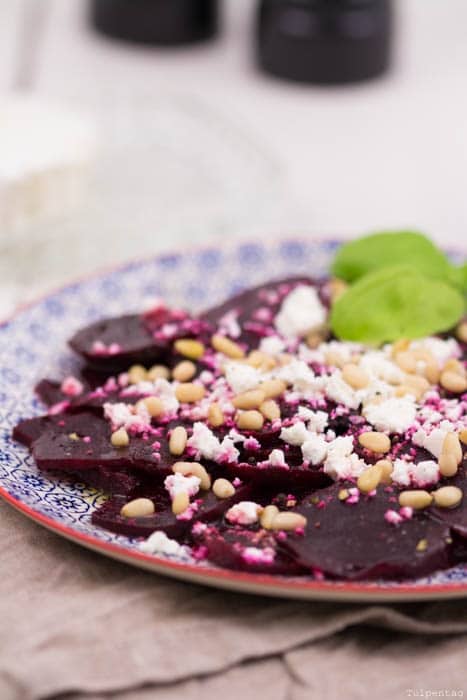 Rote-Bete-Carpaccio mit Feta und Pinienkernen - Flipboard