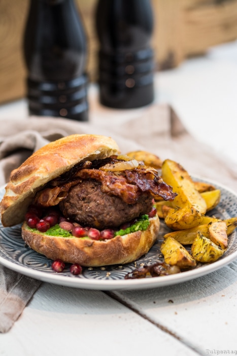 Selbstgemachte Burger mit Basilikum-Aufstrich und Granatapfelkernen