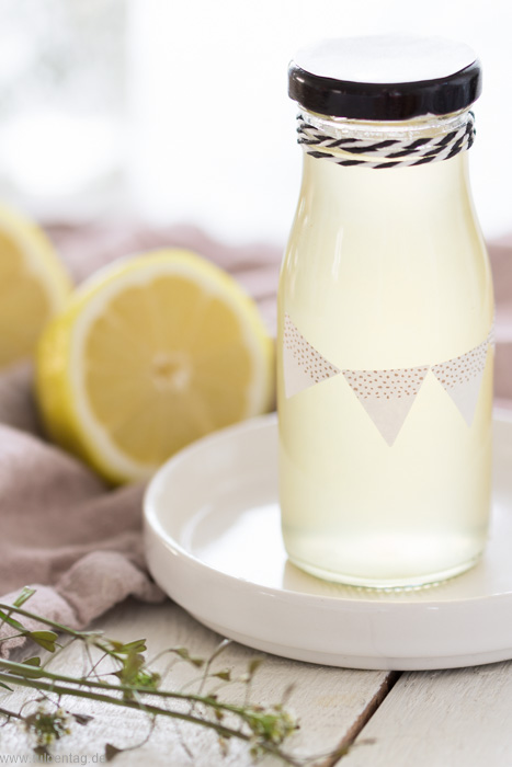 Zitronensirup. Sirup aus Zitronen. Schnell und einfach. Rezept zum Selbermachen. Getränk für den Sommer. #limonade #zitronenlimonade 