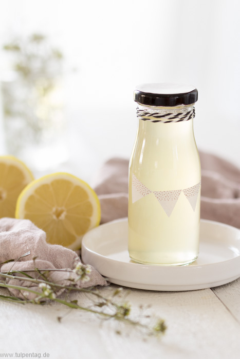 Zitronensirup. Sirup aus Zitronen. Schnell und einfach. Rezept zum Selbermachen. Getränk für den Sommer. #limonade #zitronenlimonade 