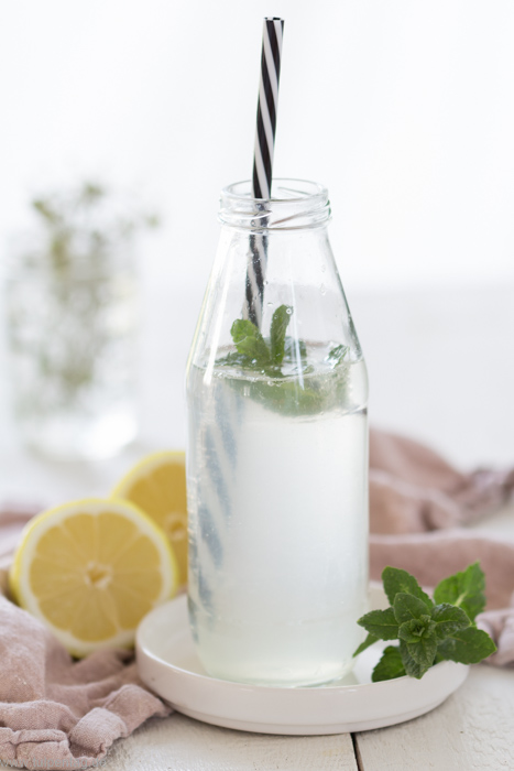 Zitronen-Sirup-Limonade. Sommergetränke. 8 Ideen für erfrischende Getränke im Sommer. Smoothie, alkoholfreie Bowle oder Limonade. Für jeden Geschmack ist ein Rezept dabei.