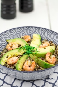 Quinoa-Bowl-Shrimps-Avocado-Kürbiskerndressing
