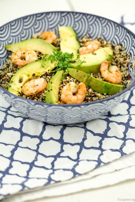 Bowl mit Quinoa, Shrimps und Avocado. Dazu Kürbiskernöl. Gesund, lecker und schnell zu kochen.