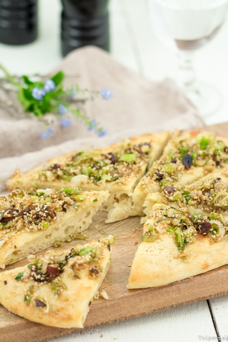 Fladen mit Sesam-Frühlingszwiebel-Topping - Tulpentag. Schnelle Rezepte.