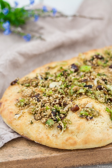 Fladen mit Sesam-Frühlingszwiebel-Topping - Schnelle vegetarische Rezepte.