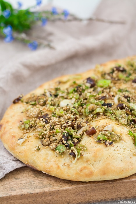 Fladen mit Sesam-Frühlingszwiebel-Topping - Tulpentag. Schnelle Rezepte.