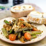 Rote-Linsen-Spargel-Salat mit Ziegenkäse-Crostini