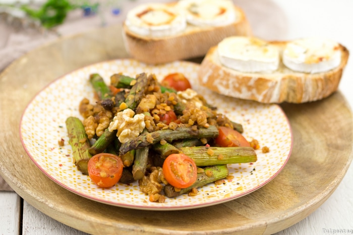 Spargelsalat grüner Spargel Crostini gesund vegetarisch Rezept rote Linsen