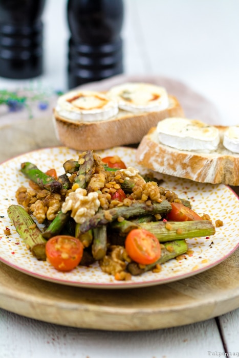 Spargelsalat grüner Spargel Crostini gesund vegetarisch Rezept rote Linsen