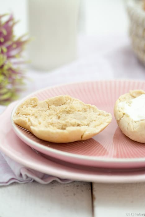 Süße Brötchen mit Zimt – frisch geformte Hefebrötchen vor dem Backen