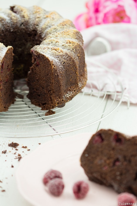 Schokoladen-Gugelhupf Gugelhupf Schokolade einfach Rührkuchen Himbeeren Kakao