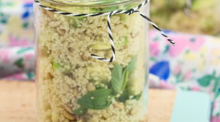 Couscous-Salat mit Lime-Basilikum Avocado und Pinienkerne
