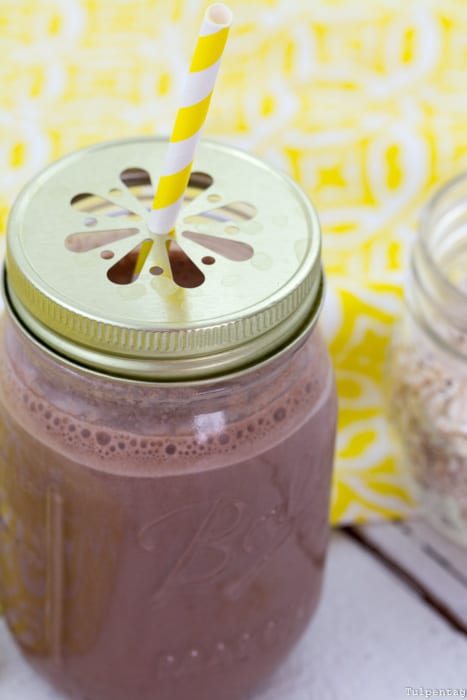 Schoko-Haferflocken-Frühstücks-Smoothie. Tulpentag