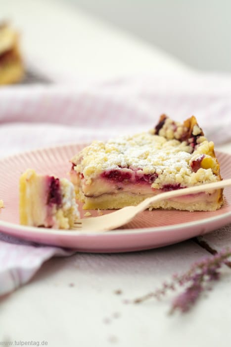 Streuselkuchen mit Vanillepudding und Himbeeren #Kuchen #Rezept #Pudding #Streusel #einfach