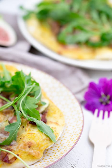 Pizza selbstgemacht Tomatensauce aus gelben Tomaten Rucola Manchego Feigen Serrano Schinken