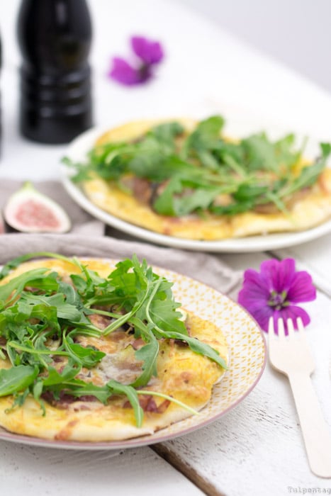 Pizza selbstgemacht Tomatensauce aus gelben Tomaten Rucola Manchego Feigen Serrano Schinken