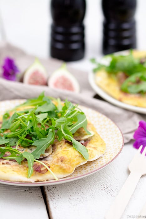 Pizza selbstgemacht Tomatensauce aus gelben Tomaten Rucola Manchego Feigen Serrano Schinken