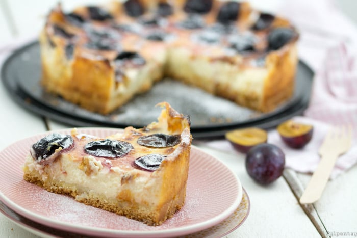 Pudding-Schmand-Kuchen mit Zwetschgen - Schnelle vegetarische Rezepte.