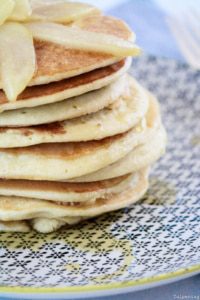 Gesunde-Dinkel-Pancakes-mit-karamellisierten-Birnen