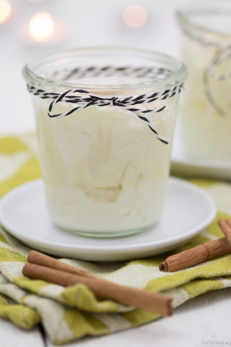 Weiße Schokocreme mit Zimt. Ein Dessert für Weihnachten