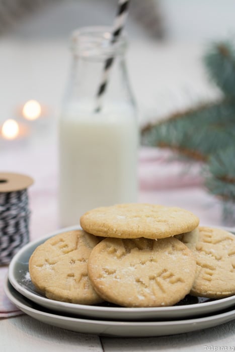 Rezept für Stempelkekse zu Weihnachten. Plätzchenteig stempeln.