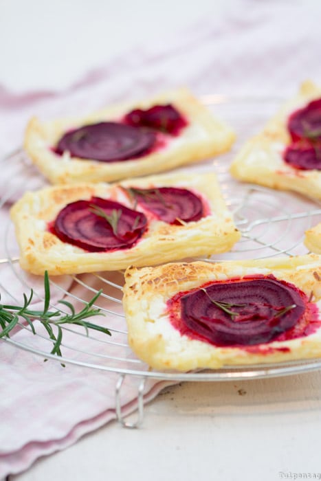 Rote Bete mit Ziegenkäse auf Blätterteig. Ein leckerer und einfacher Snack für Silvester oder andere Partys und Feiern.