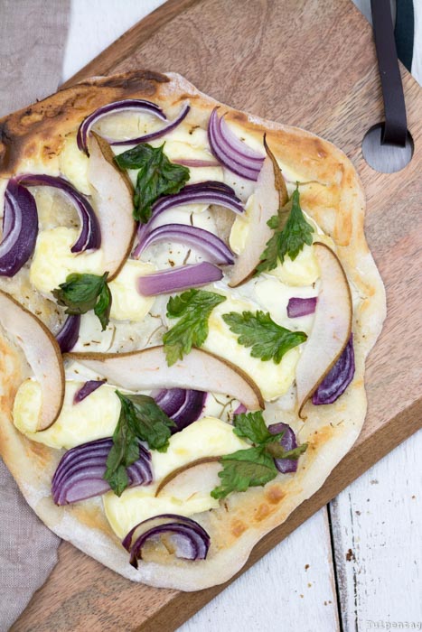 Rezept für Flammkuchen mit Camembert und Birne. Perfekt für den Herbst.