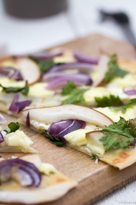 Flammkuchen mit Camembert und Birne - Tulpentag. Schnelle Rezepte.