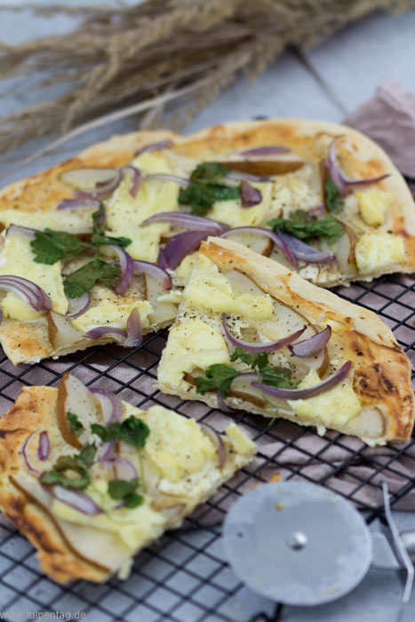 Rezept für Flammkuchen mit Birne, Camembert und Frischkäse- #selbermachen #flammkuchen #rezept #vegetarisch #schnell #einfach