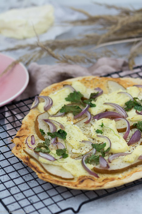 Flammkuchen mit Camembert und Birne - Tulpentag. Schnelle Rezepte.