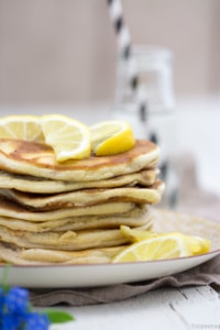 Pancakes mit Walnüssen und Honig-Zitronen-Sirup-4