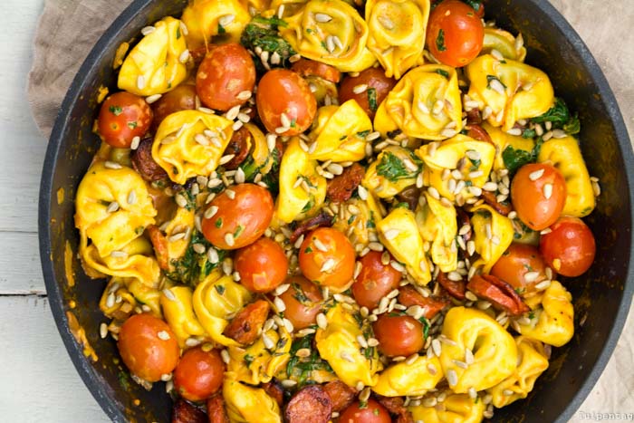 Schnelle Tortellini-Pfanne mit Tomaten, Spinat und Chorizo - Tulpentag