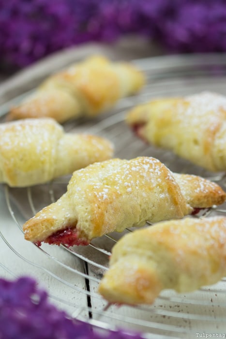 Kleine schnelle Mini-Quarkhörnchen Croissants mit Quark Magerquark Marmelade gefüllt