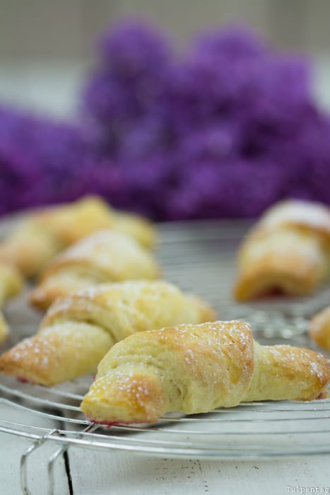 Kleine schnelle Mini-Quarkhörnchen Croissants mit Quark Magerquark Marmelade gefüllt