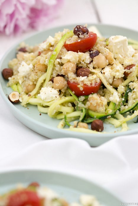 Rezept Quinoa Quinoasalat Kichererbsen Sommer Haselnüsse Zucchini vegetarisch