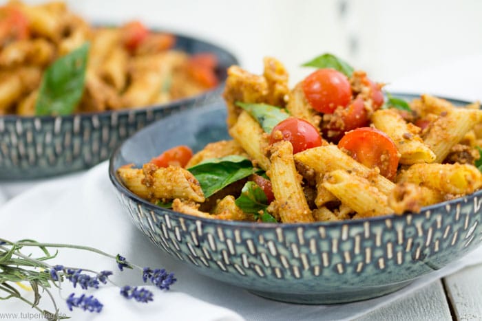 Vegetarischer Nudelsalat mit rotem Pesto - Schnelle vegetarische Rezepte.