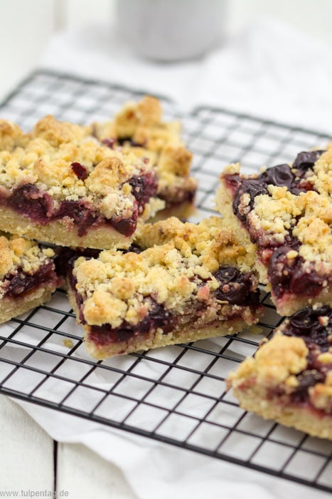 Rezept für Streuselkuchen vom Blech mit frischen Kirschen. Leicht und schnell zu backen.