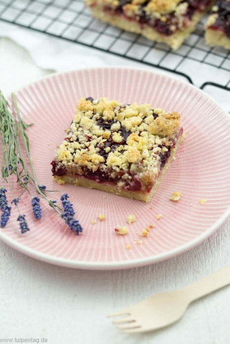 Rezept für Streuselkuchen vom Blech mit frischen Kirschen. Leicht und schnell zu backen.