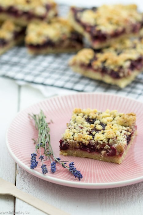 Rezept für Streuselkuchen vom Blech mit frischen Kirschen. Leicht und schnell zu backen.