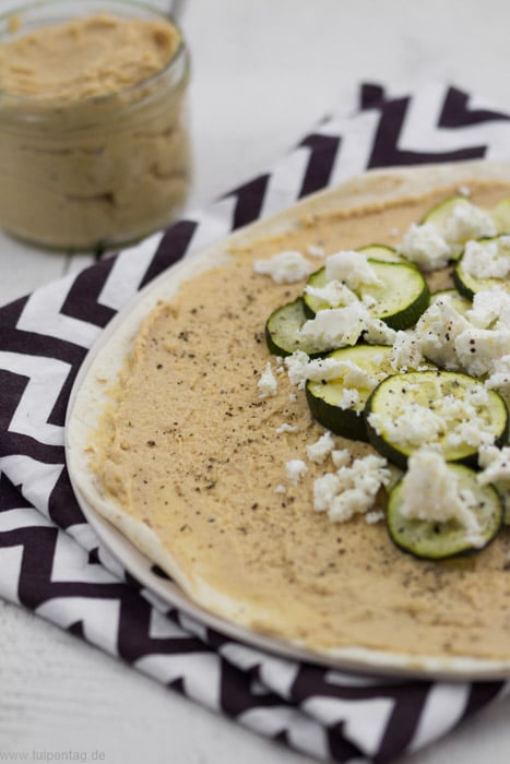 Vegetarische Tortilla-Wraps mit Zucchini, Hummus und Feta. Schnell und einfach zu machen.