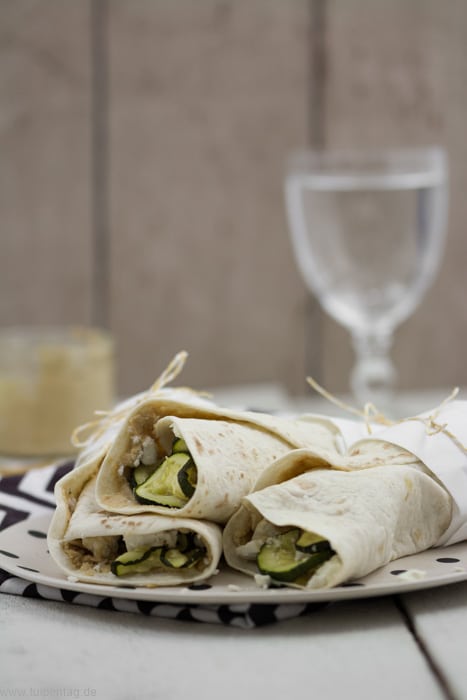 Vegetarische Tortilla-Wraps mit Zucchini, Hummus und Feta. Schnell und einfach zu machen.