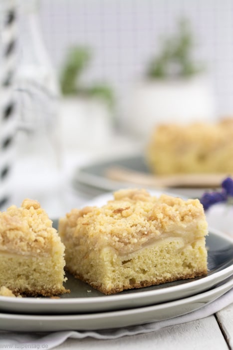 Streuselkuchen mit Apfel vom Blech mit Apfelmus. #apfelkuchen #einfach #backen #rezept #blechkuchen