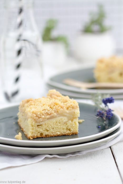 Streuselkuchen mit Apfel vom Blech mit Apfelmus. #apfelkuchen #einfach #backen #rezept #blechkuchen